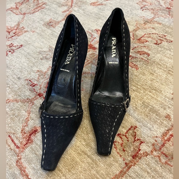 Prada suede pumps with silver buckle and beautiful stitching. Size 35. - Picture 1 of 8
